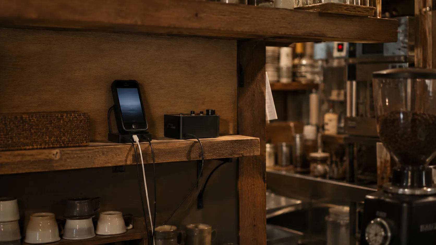 レジ裏に常設した古いスマホと、そこから伸びるケーブル